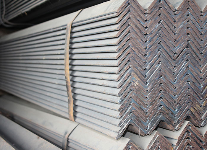 重庆镀锌角钢厂家：镀锌角钢的使用寿命要怎样提高？角钢可用于多种建筑结构